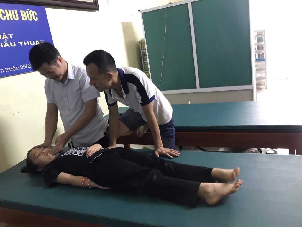 Doctor Chu thăm khám bệnh nhân liệt dây thần kinh số VII.