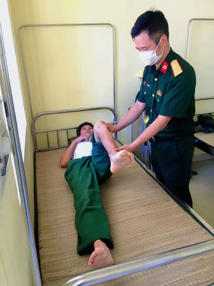 doctor chu khám lượng giá bệnh nhân sau phẫu thuật để tập vật lý trị liệu, phục hồi chức năng.