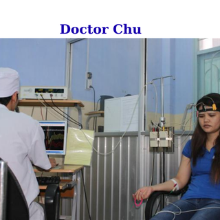 Doctor Chu phân tích kết quả đo lưu huyết não tại bệnh viện quân y 110 bắc ninh