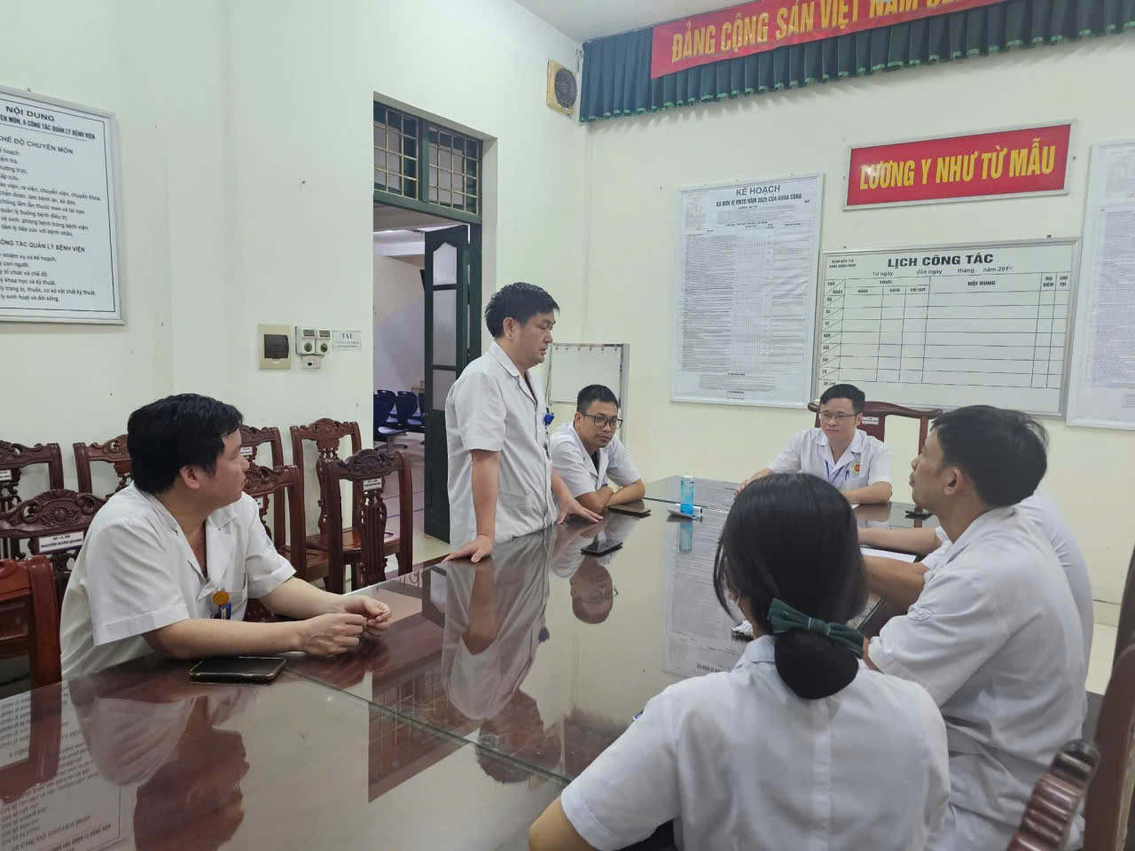 Bác sĩ Chu (Doctor Chu) giao ban hội chẩn ca bệnh khó tại Khoa chẩn đoán hình ảnh, chức năng và phục hồi chức năng, Bệnh viện Quân y 110 Bắc Ninh