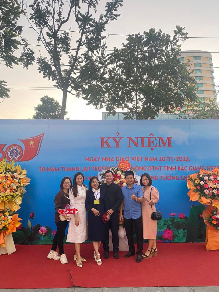 cô giáo dạy hóa học của Doctor Chu