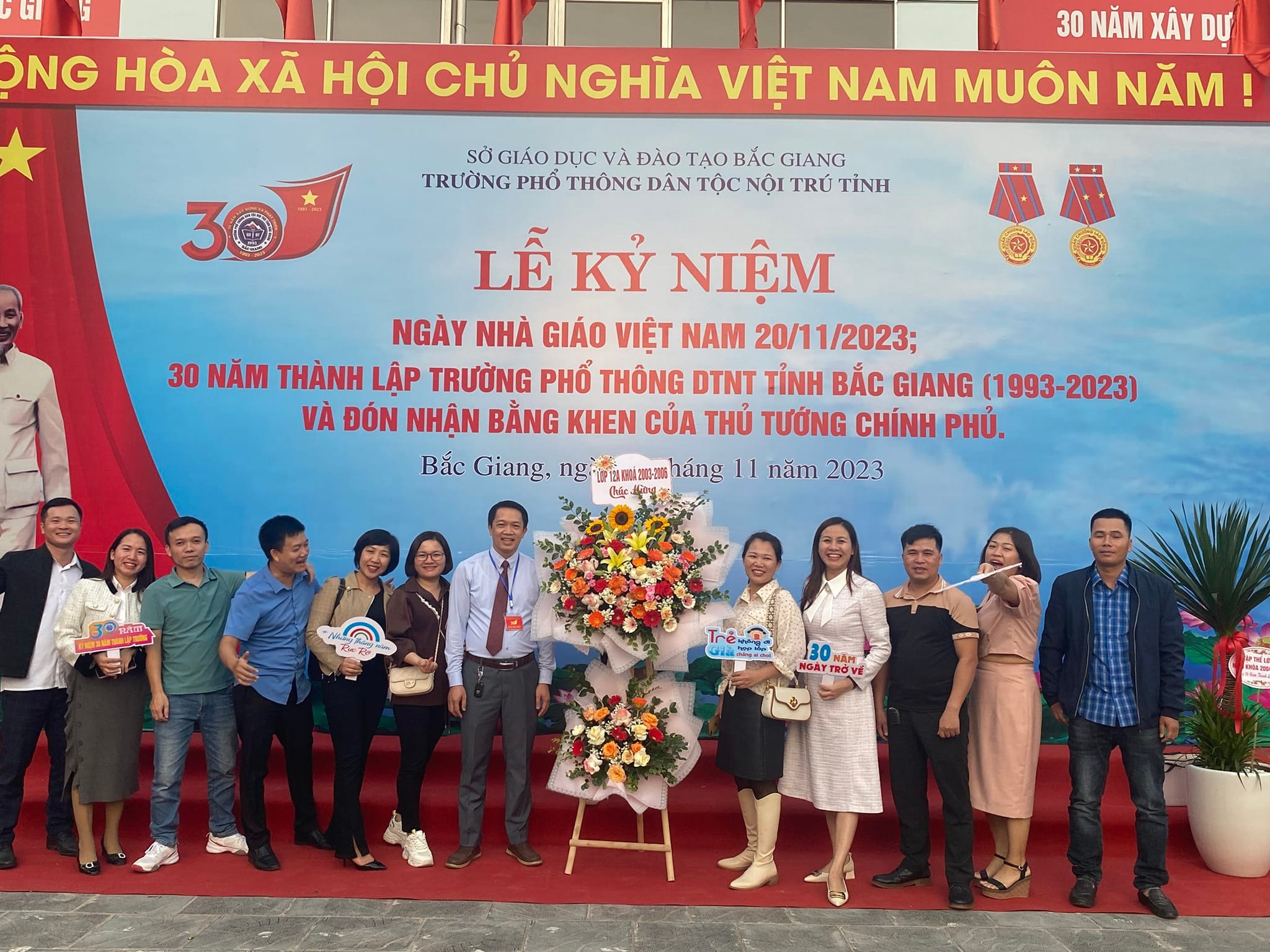 Bác sĩ Chu ngày trở về Trường phổ thông dân tộc nội trú tỉnh Bắc Giang