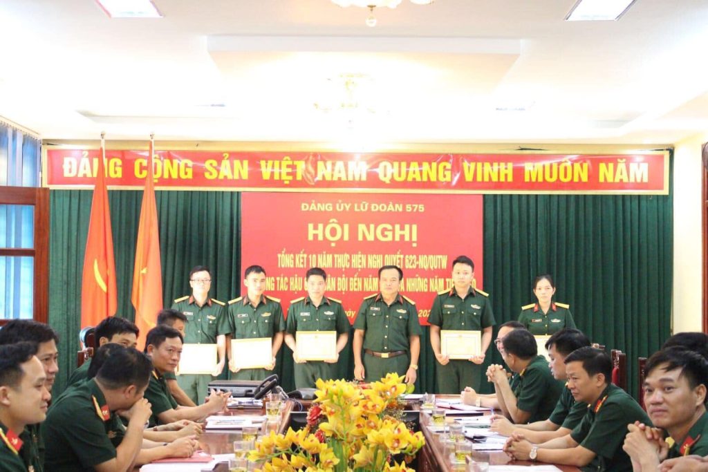 Bệnh xá nhận Giấy khen