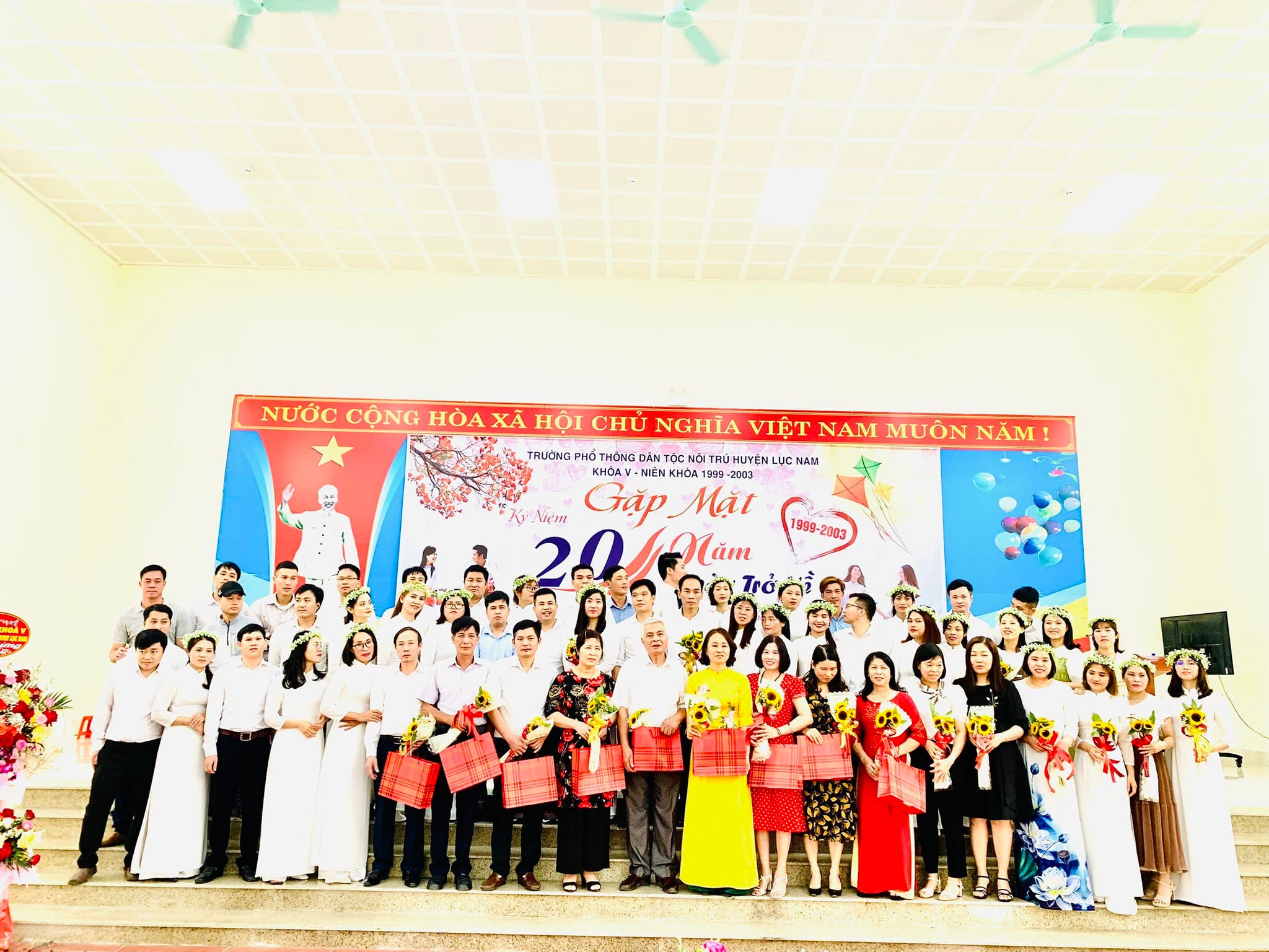 Gặp mặt 20 năm ngày trở về tại Trường phổ thông dân tộc nội trú Lục Nam, Bắc Giang