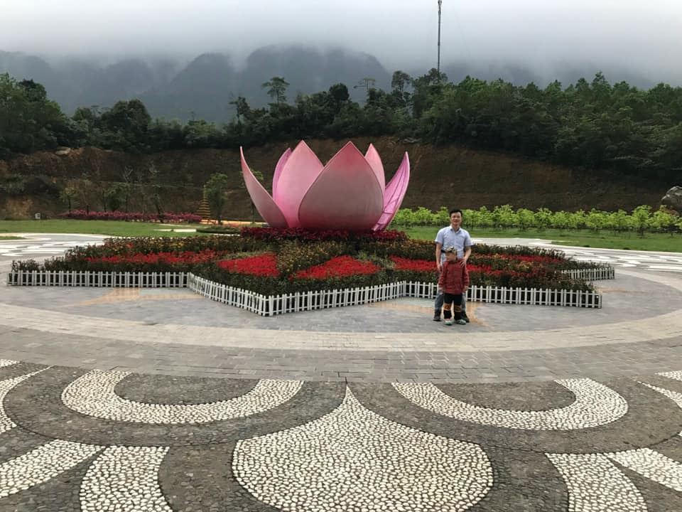 10 Lời thề Y đạo Phật giáo do Doctor Chu đề xuất - Doctor Chu & con trai tại Khu du lịch Tây Yên Tử, chụp ảnh dưới biểu tượng Hoa Sen trên con đường đạo hạnh của Phật hoàng Trần Nhân Tông