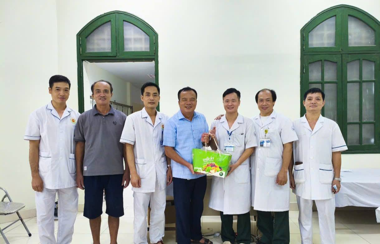 Đại tá Phạm Tiến Tú - nguyên Lữ trưởng Lữ đoàn 575 thay mặt gia đình cảm ơn Khoa phục hồi chức năng BVQY 110 Bắc Ninh sau khi điều trị thành công cho em trai bị đột quỵ não